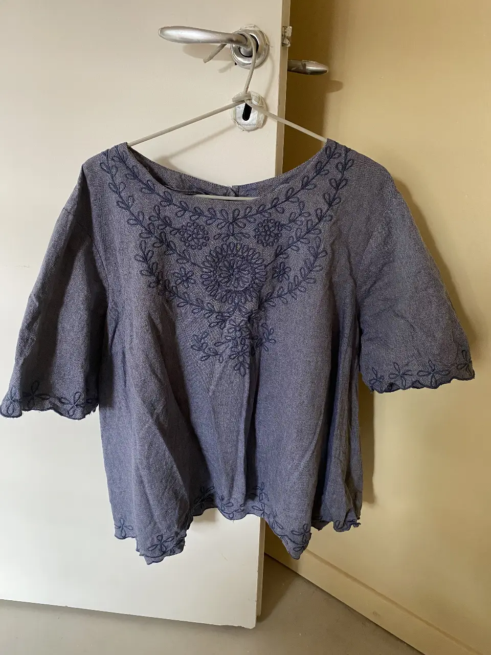 Blusa de mujer Old Navy azul con bordado floral en el frente. Talle XXL. Ideal para un look casual y fresco.