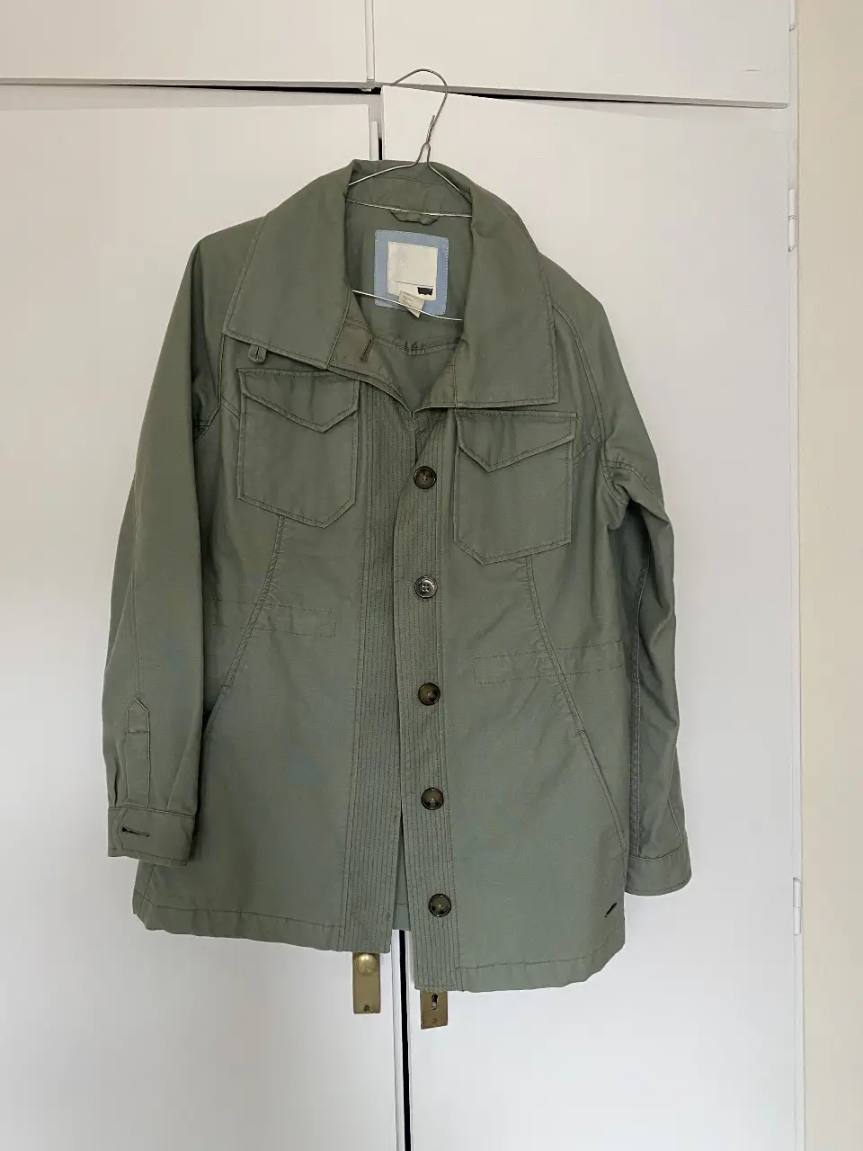 Campera estilo militar de color verde, con botones y bolsillos delanteros. Ideal para un look casual y utilitario.