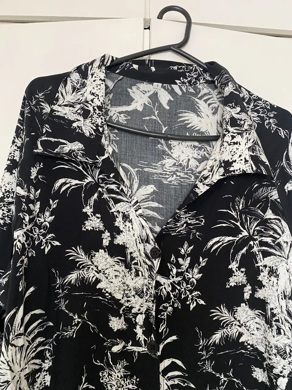 Vestido estampado con diseño de palmeras en blanco y negro. Ideal para un look casual y fresco.