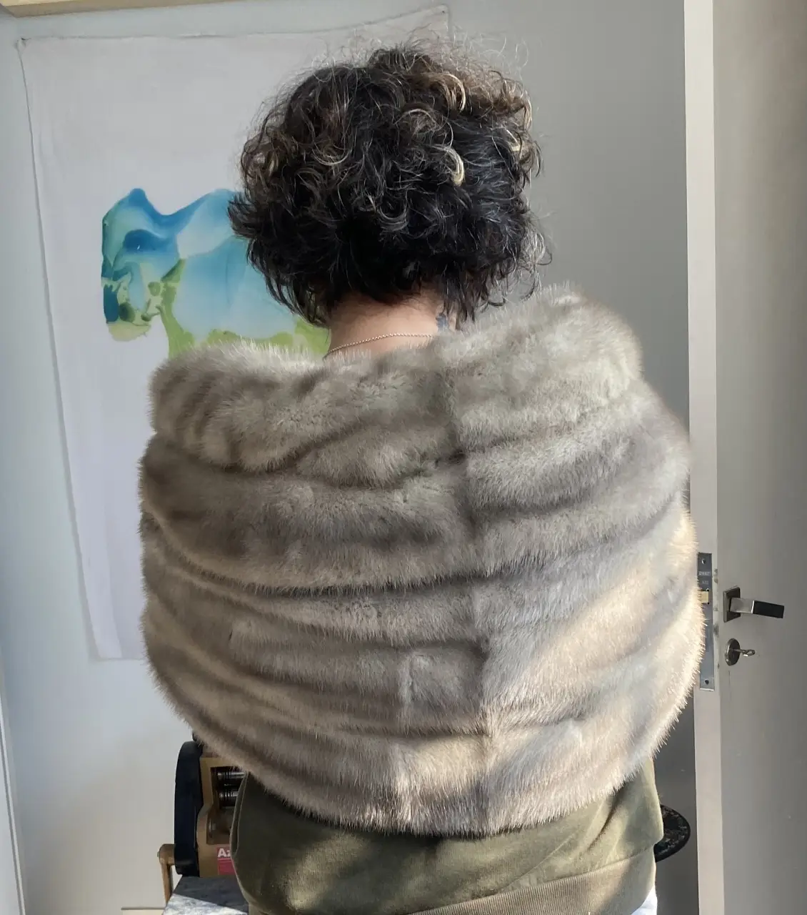 Estola de visón plateada forrada en seda, ideal para abrigar y darle un toque sofisticado a cualquier look. Perfecto para eventos especiales o para elevar un outfit casual.