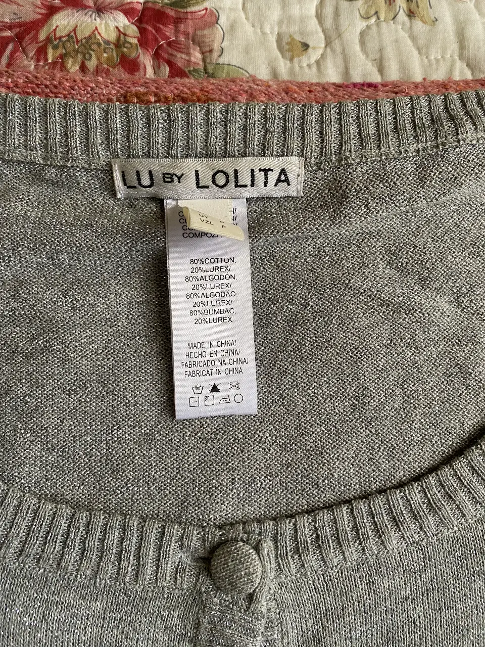 Cardigan gris de la marca Lu by Lolita, con mangas cortas y bolsillos. Ideal para un look casual y cómodo.