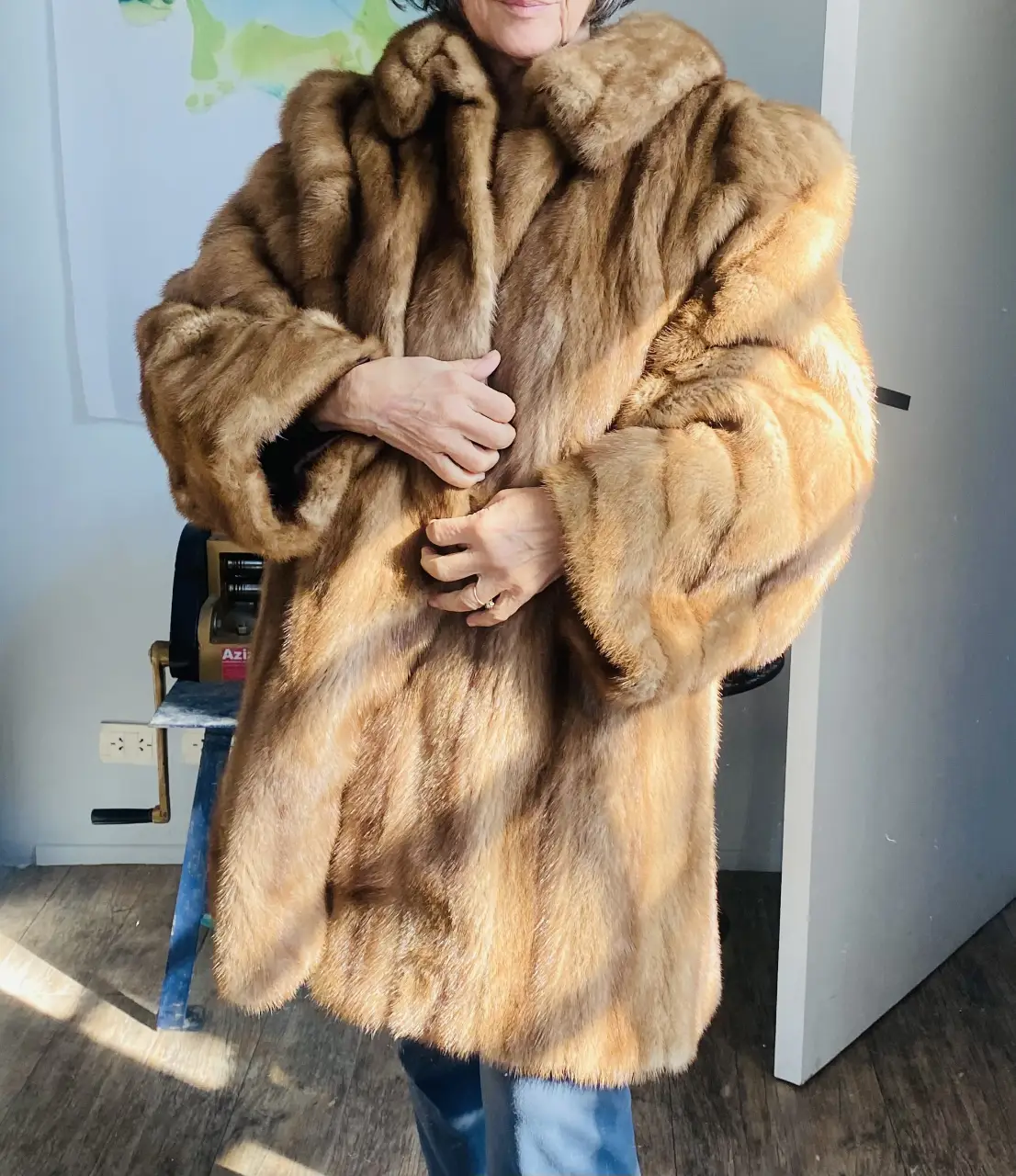 Tapado de visón  marrón, ideal para el invierno. Abrigo largo con cuello y mangas amplias, perfecto para un look elegante y abrigado.