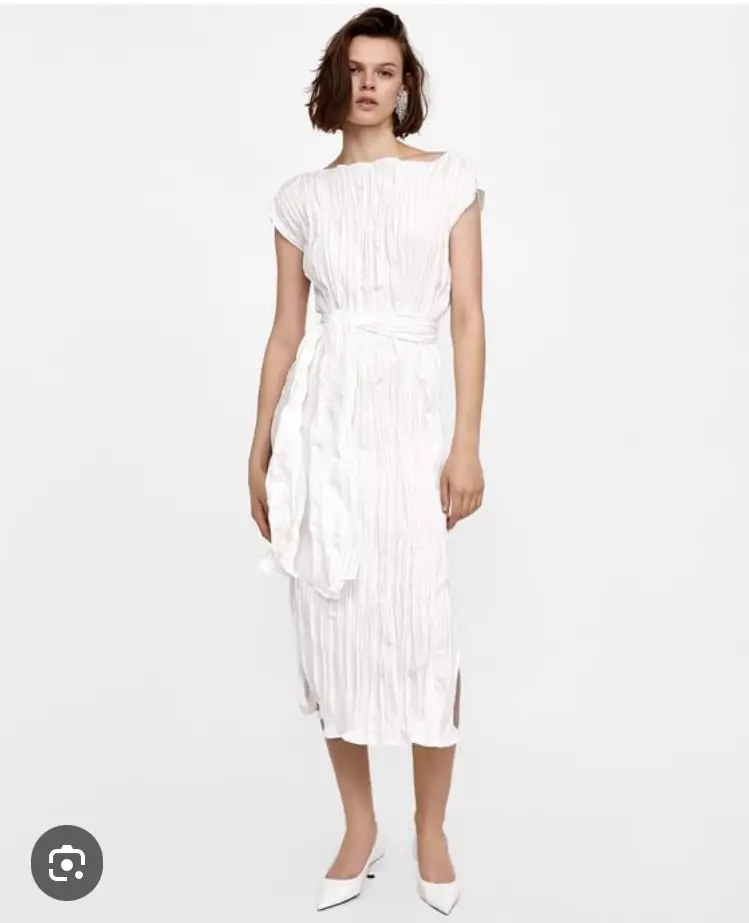 Vestido midi blanco plisado de Zara, con detalle de lazo en la cintura. Talle M.