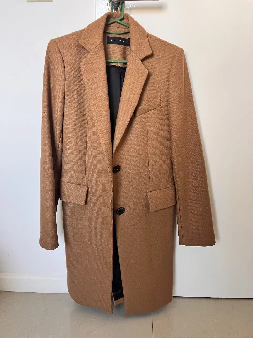 Sobretodo de mujer color marrón, de la marca Zara Woman. Talle XS. Ideal para un look elegante y abrigado en invierno.