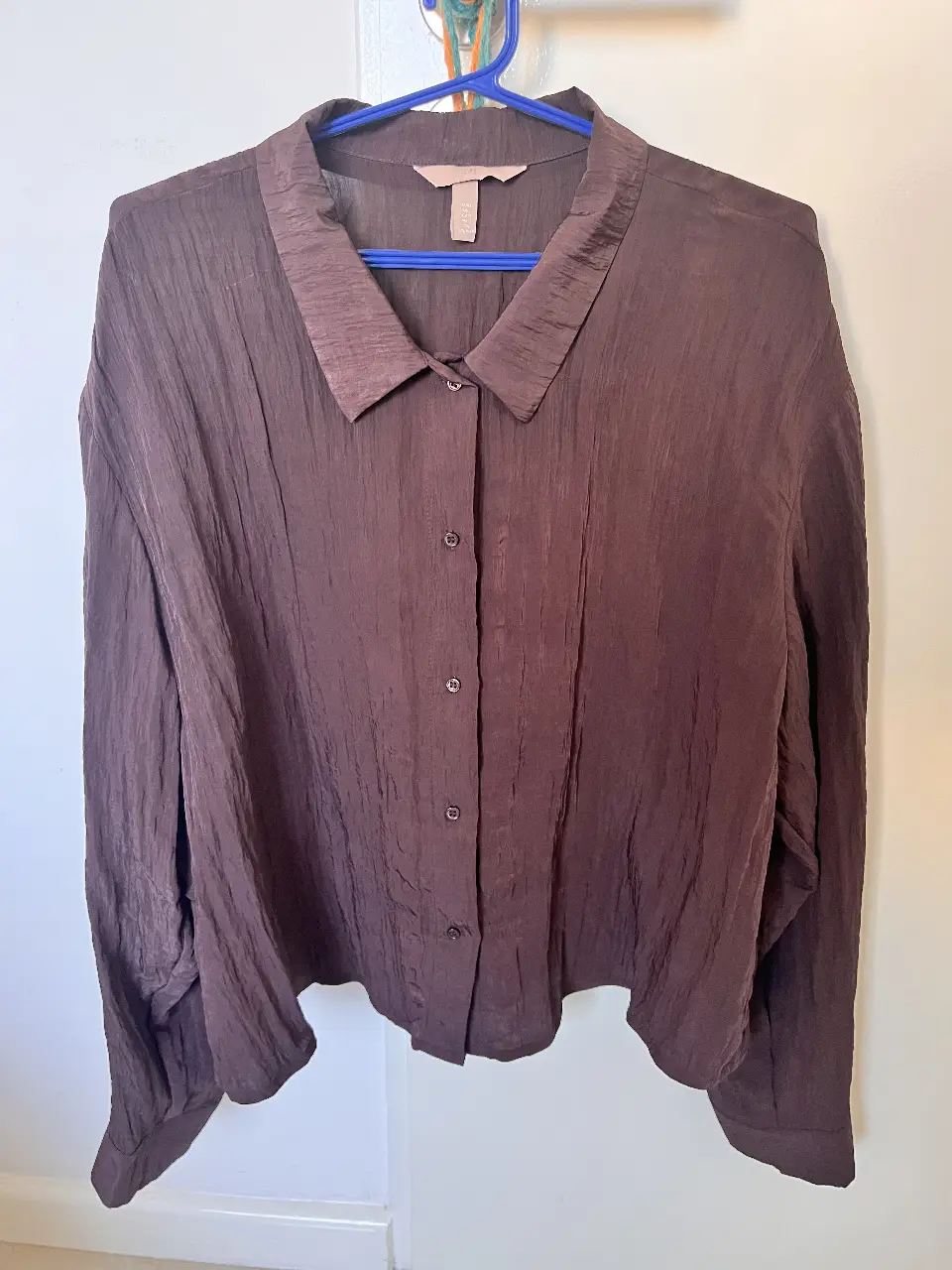 Camisa de mujer marrón con cuello y botones. Ideal para un look casual o de trabajo. Talle L.