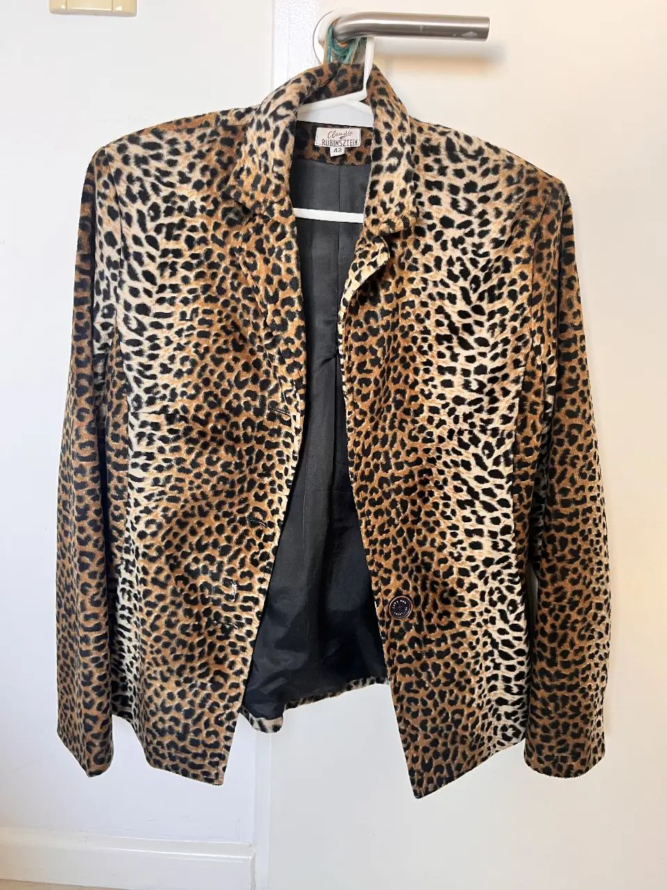 Blazer de mujer con estampado de leopardo. Confeccionado en terciopelo, con forro interior negro. Talle 42.