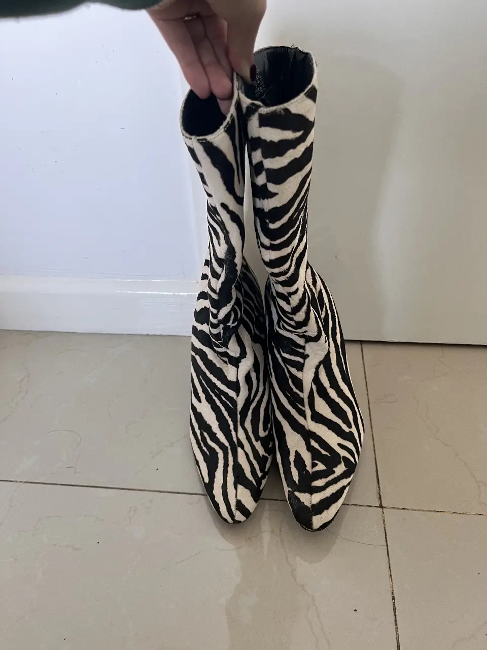 Botas de caña alta con estampado de cebra. Tienen taco fino y punta fina. Marca Zara.