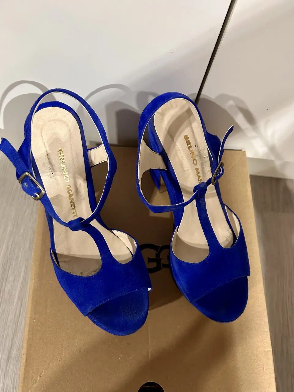 Sandalias de tacón alto azul eléctrico de gamuza, con plataforma y diseño de tiras en el empeine. Marca Bruno Manetti.