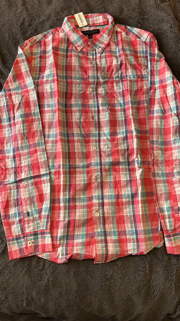 Camisa a cuadros Aeropostale para hombre, manga larga, ideal para un look casual y moderno. Confeccionada en tela liviana y fresca, perfecta para el día a día.