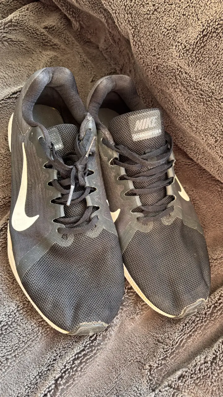 Zapatillas Nike Downshifter 10 negras con el logo blanco. Ideales para running y uso diario. Talle 10 US.