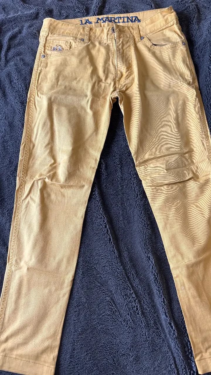 Pantalón chino color mostaza de hombre, con detalles de la marca La Martina. Talle W30 L30. Ideal para un look casual y cómodo.