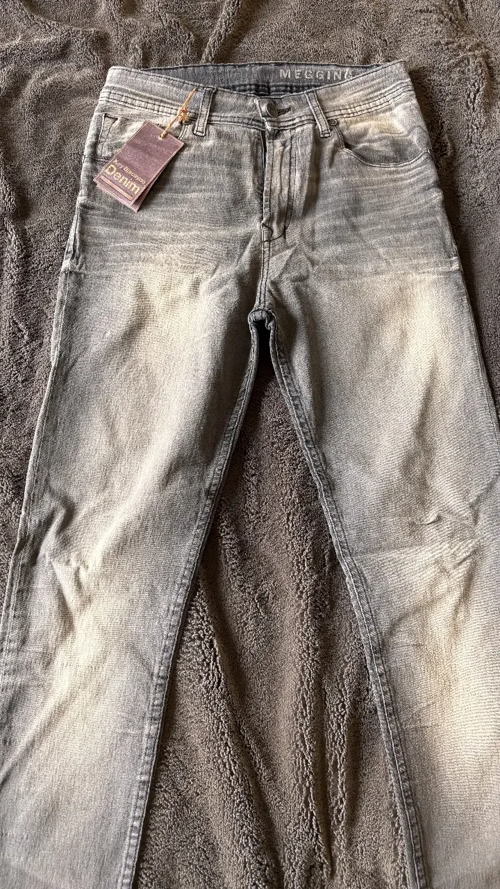 Jeans rectos de hombre, color gris gastado, con etiqueta de la marca Key Biscayne Denim. Talle 30.