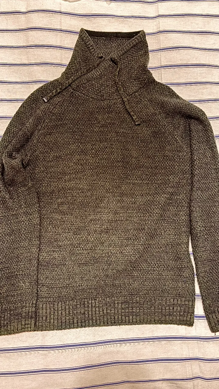 Sweater de hombre de cuello alto con detalle de solapa y botones. Talle small, color gris oliva oscuro. Ideal para el invierno.