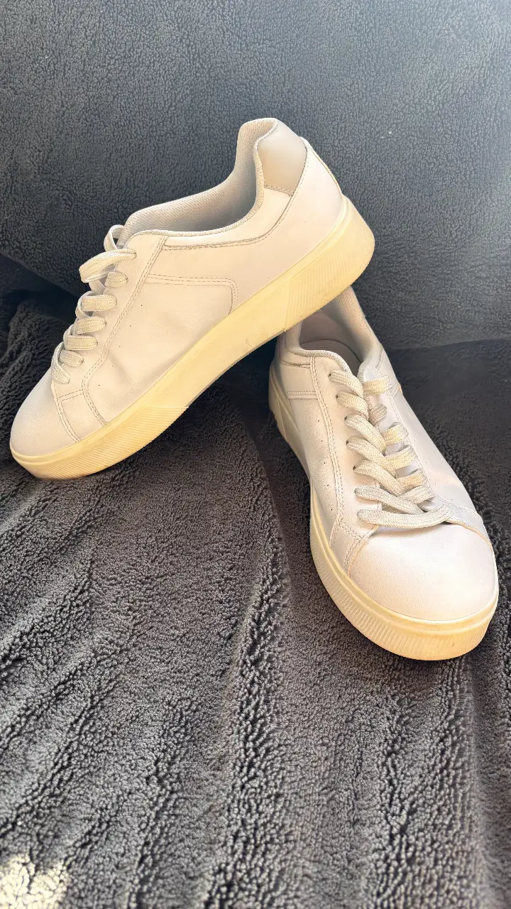 Zapatillas blancas de cuero sintético de la marca Zara, ideales para un look casual y cómodo. Talle 42.