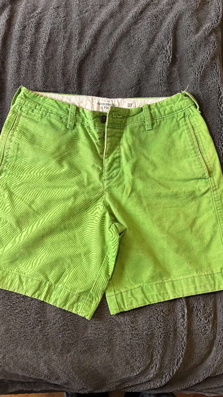 Short de hombre Abercrombie & Fitch color verde, talle 31. Ideal para un look casual y fresco.