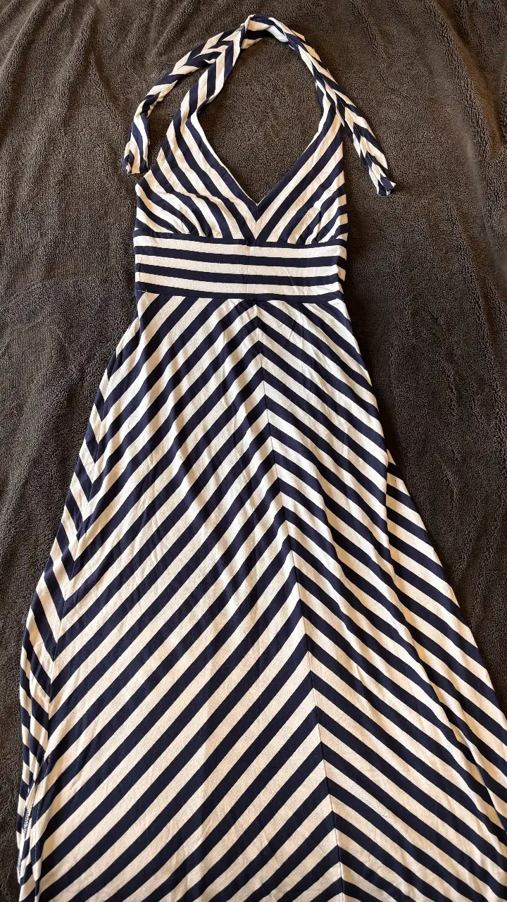Vestido largo de mujer, estilo halter, con estampado de rayas en azul y blanco. Ideal para el verano, este vestido es fresco y cómodo, perfecto para un look casual o de playa. Marca Grayson.