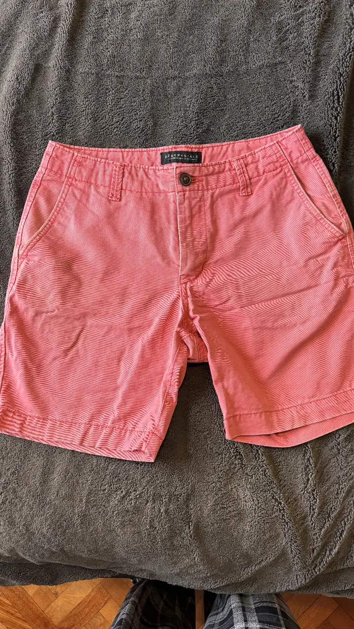 Short de hombre Aeropostale color rosa, talle 27, con bolsillos delanteros y traseros. Ideal para un look casual y fresco.