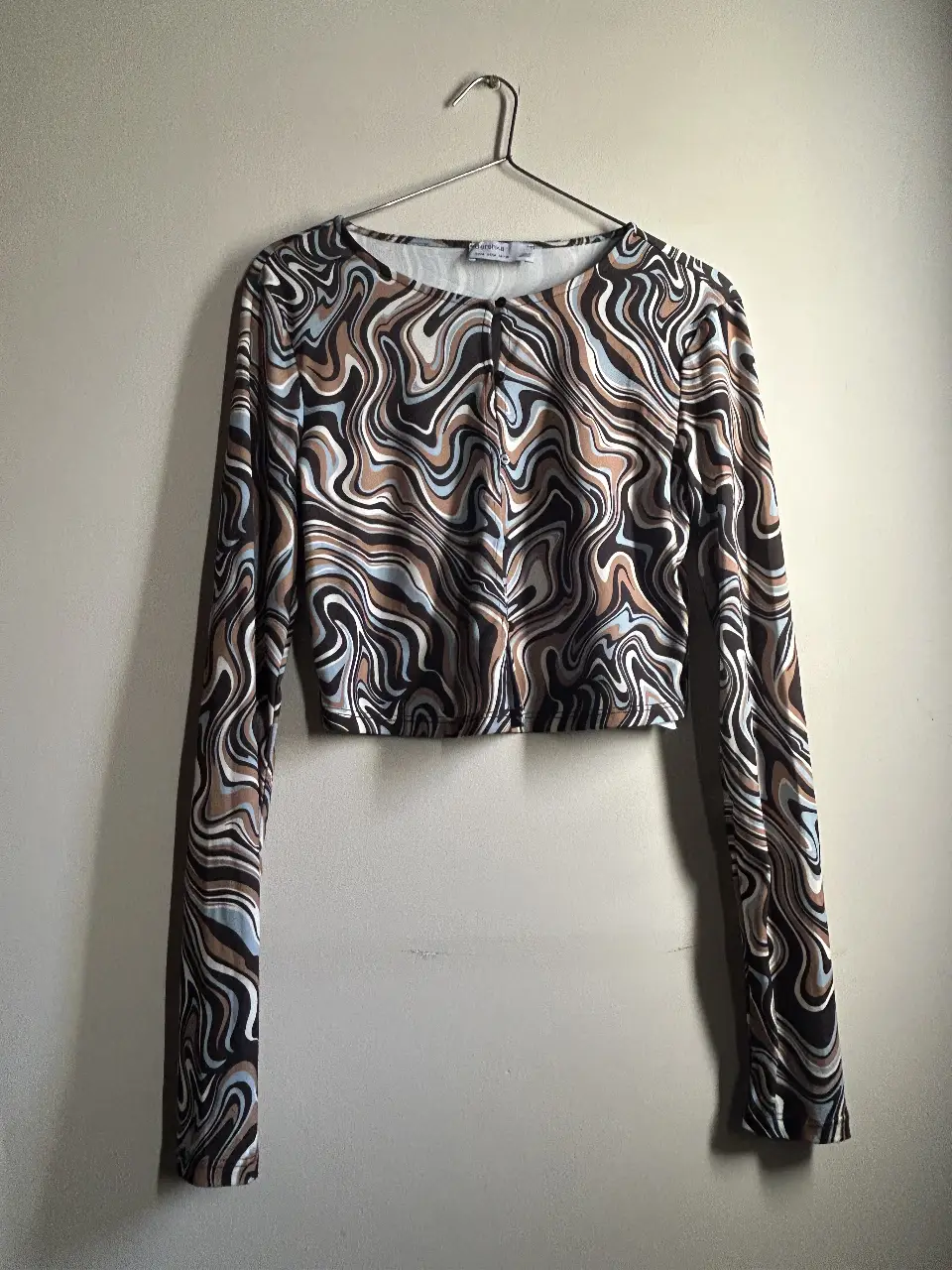 Remera manga larga con estampado psicodélico de la marca Bershka. Talle M. Ideal para un look Y2K.