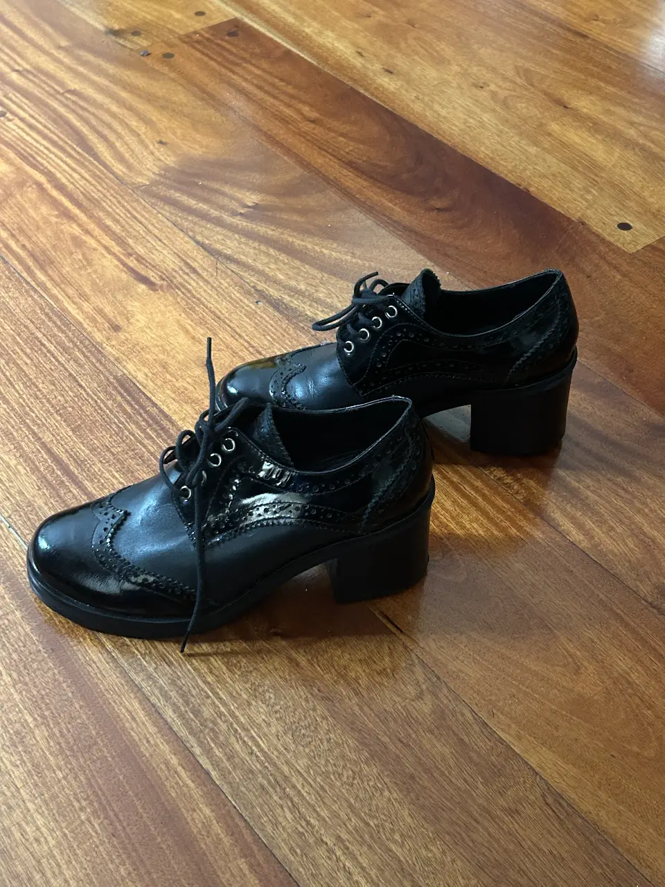 Zapatos Febo  de mujer estilo Oxford con taco ancho y detalles de charol. Ideales para un look elegante y moderno.