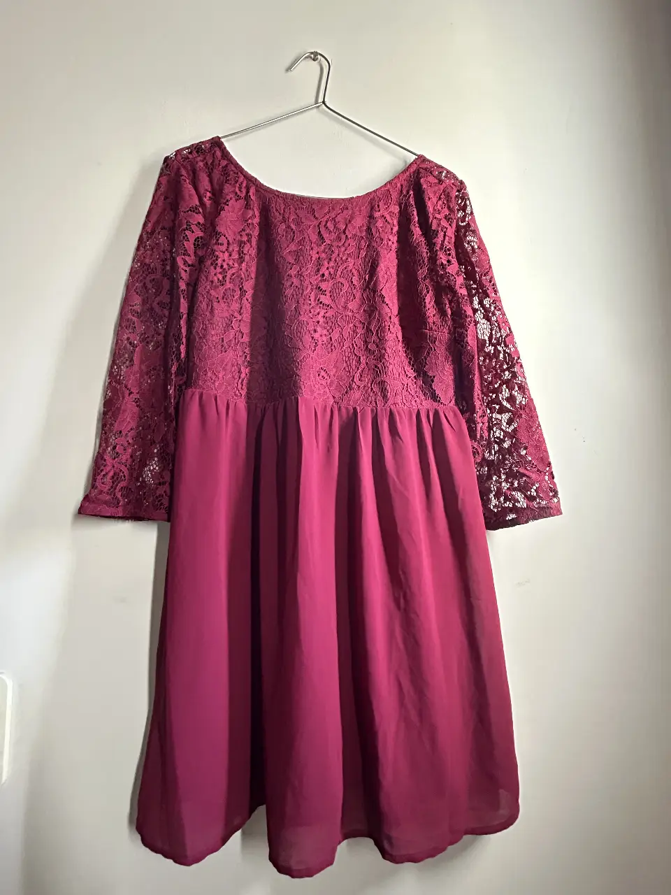 Vestido Forever 21  midi de color bordó con mangas largas de encaje y corte en la cintura. Ideal para eventos especiales o salidas.