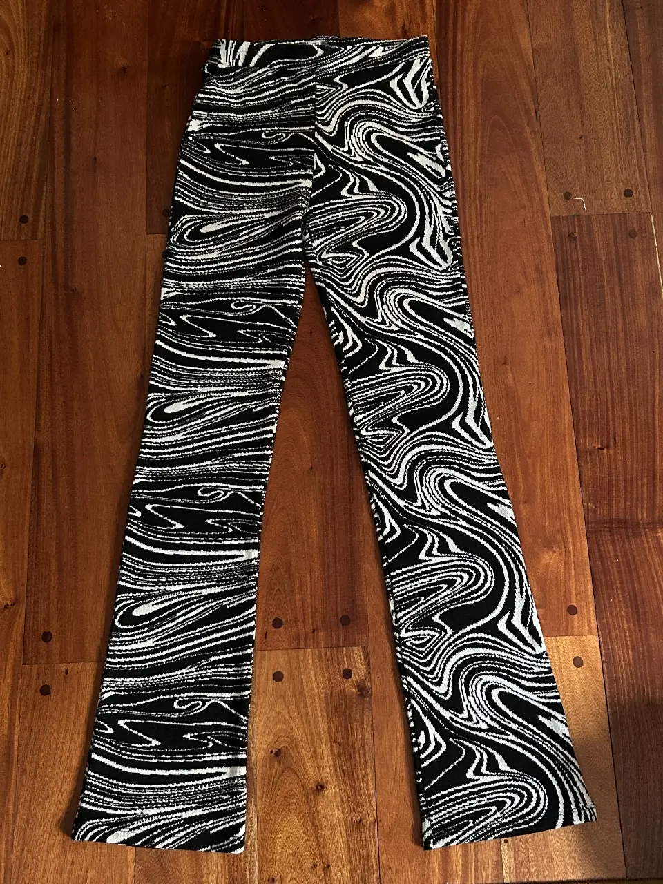 Pantalón de mujer con estampado psicodélico en blanco y negro. Talle USAS 26, de la marca Zara. Ideal para un look moderno y llamativo.