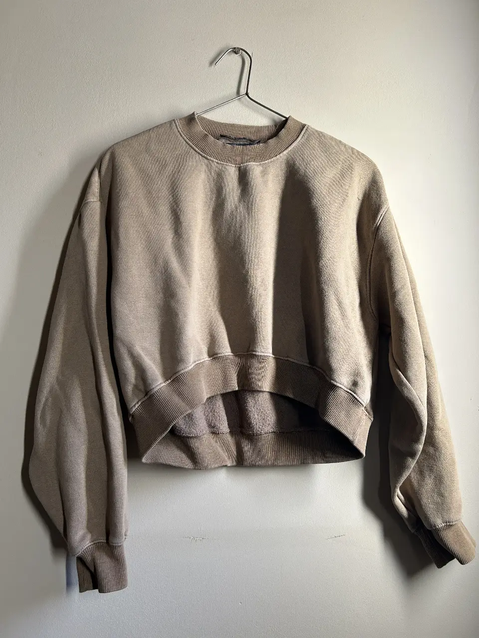 Buzo Zara crop de cuello redondo en color crudo, ideal para un look casual y moderno. Perfecto para combinar con jeans o pantalones de tiro alto.
