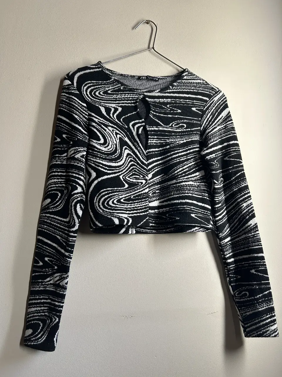 Remera de mujer con estampado abstracto en blanco y negro. Ideal para un look moderno y versátil. Marca Zara, talle M.