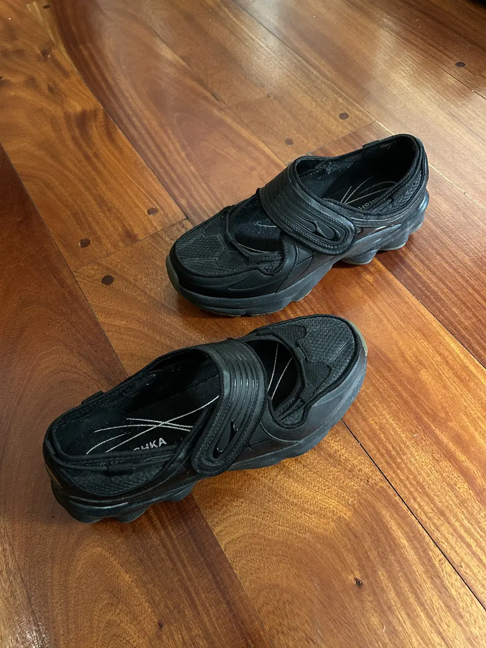 Zapatillas negras Bershka con ajuste de velcro, ideales para un look urbano y cómodo. Perfectas para el día a día.