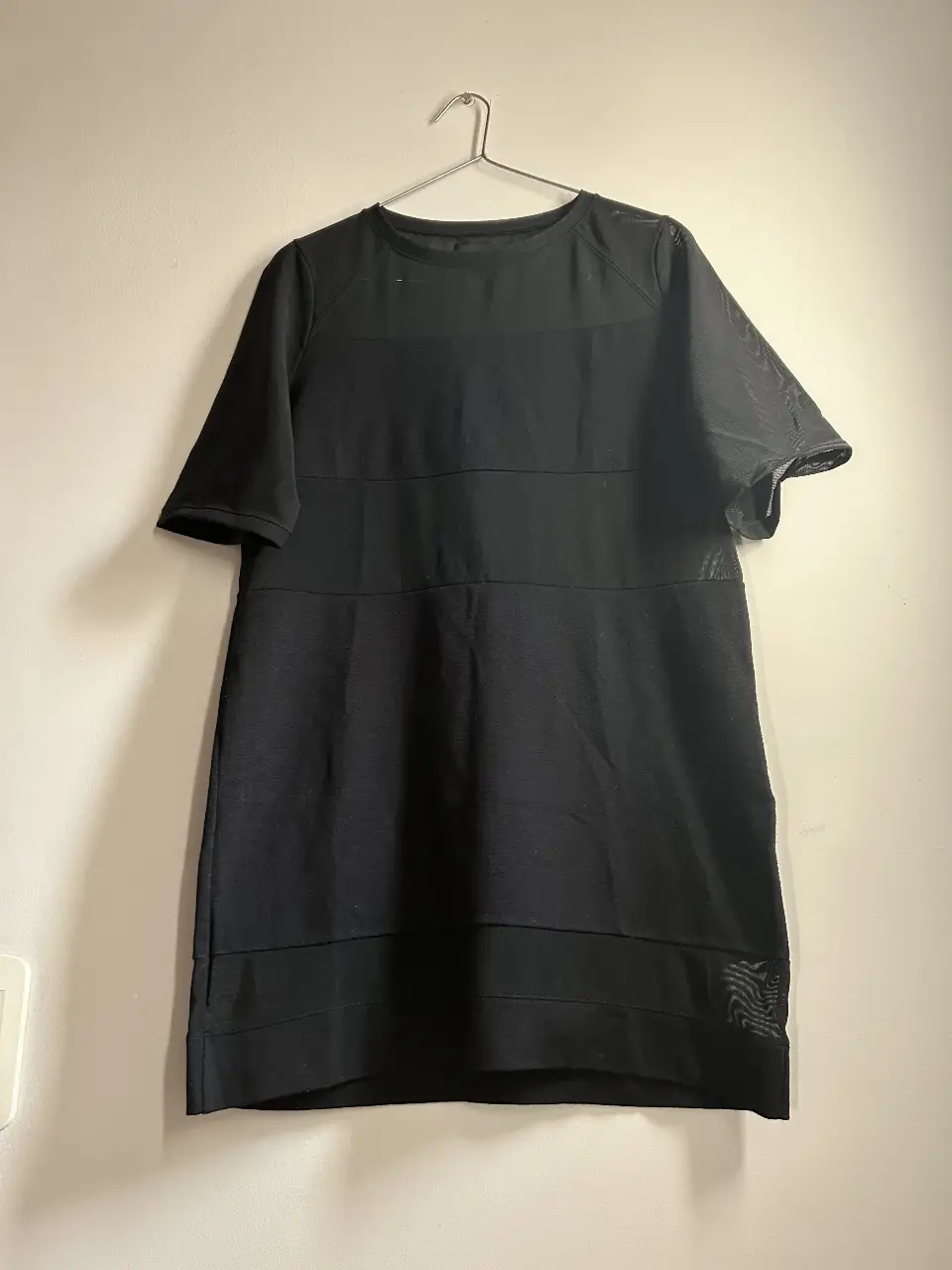 Vestido AY NOT DEAD  midi negro con detalles de transparencia. Ideal para un look moderno y sofisticado. Perfecto para una salida o evento especial.