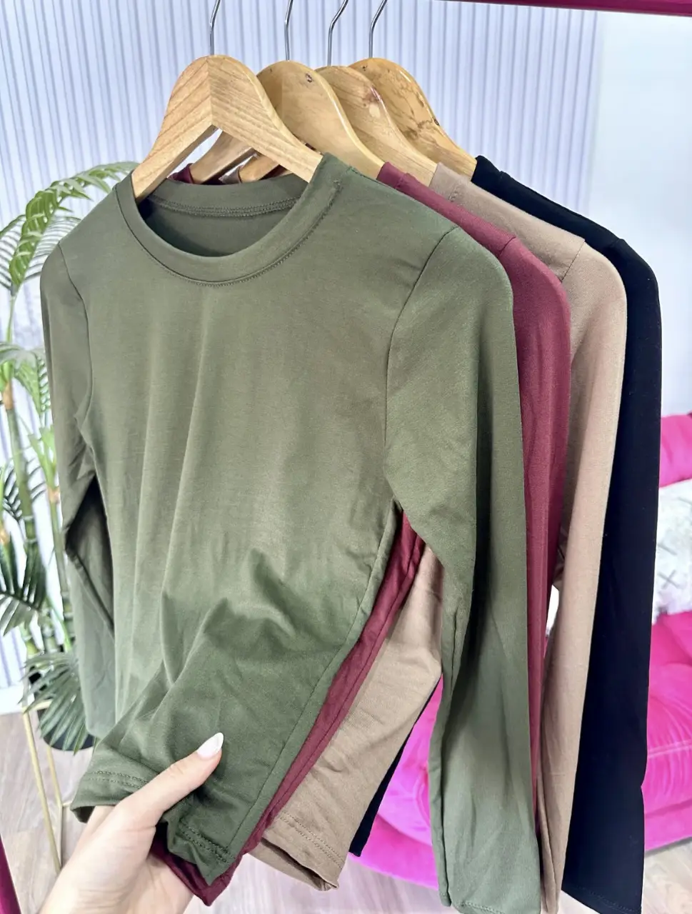 Remera manga larga de corte ajustado, ideal para combinar con jeans o shorts. Disponible en varios colores.