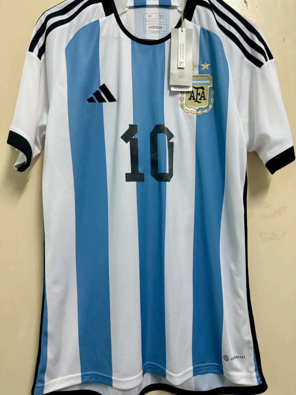 Remera de fútbol titular de seleccion Argentina con el número 10 y el nombre MESSI ORIGINAL