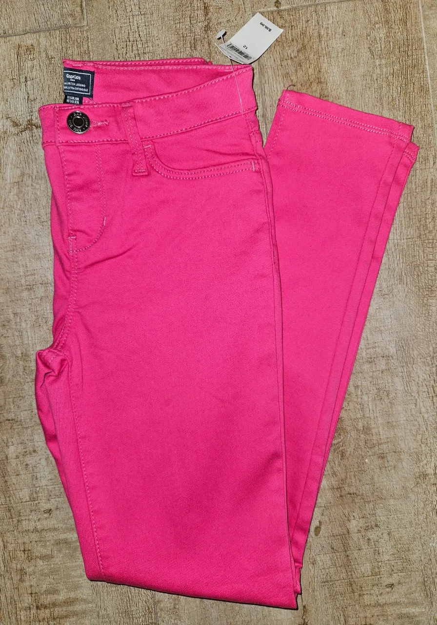 Pantalón de jean rosa vibrante, tiro alto, estilo chupín con alta elasticidad para máxima comodidad. Ideal para un look canchero y moderno.