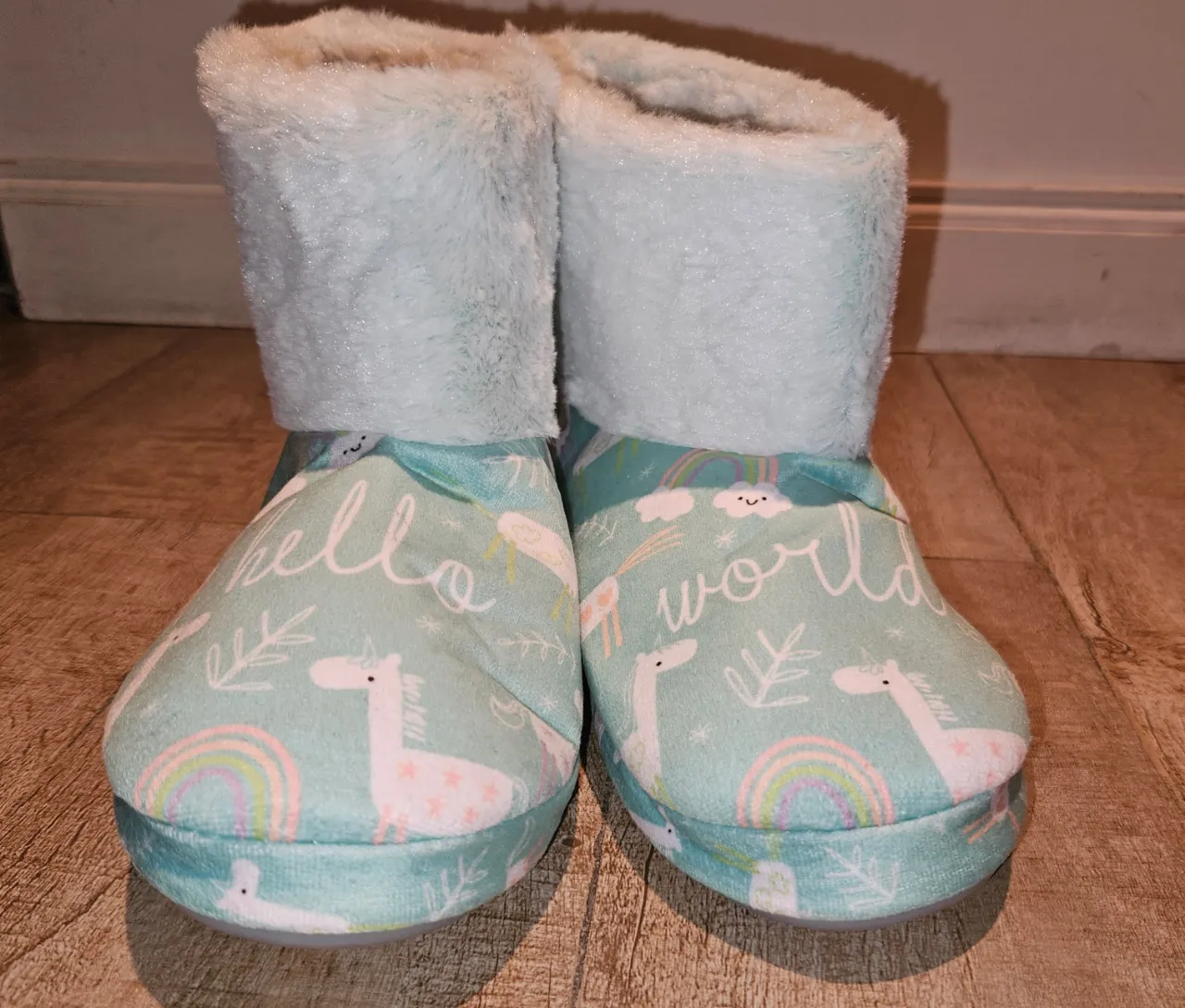Pantuflas botitas súper tiernas con estampa de unicornios, arcoíris y nubes. Tienen un forro interno de peluche para mayor comodidad y abrigo. Ideales para estar calentita en casa.