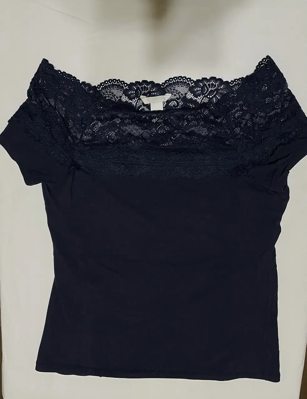 Blusas de mujer con detalle de encaje en el escote - Ideal para un look elegante y femenino - Azul, negra y beige - Talle L las 3 - Precio por unidad!!