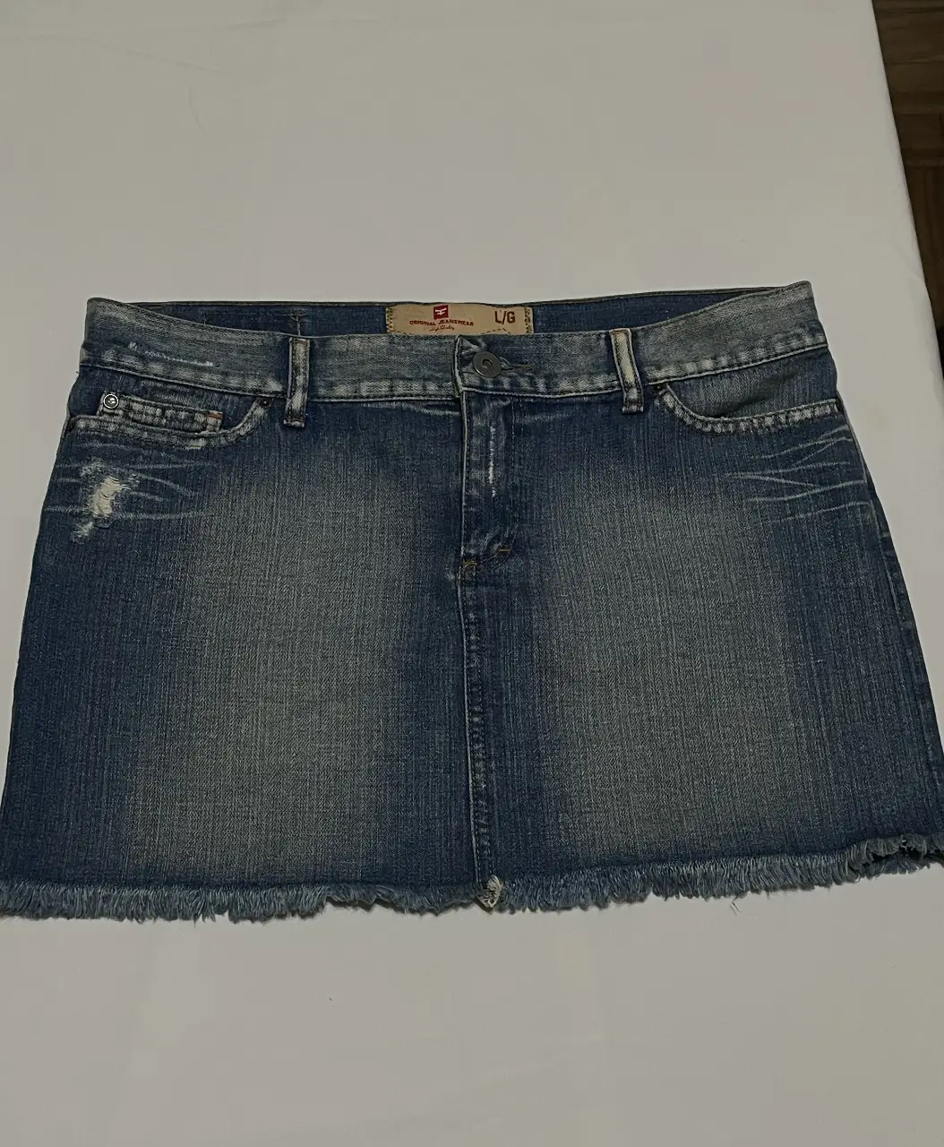 Minifalda de jean, tiro bajo y con detalles de roturas - Ideal para un look casual y moderno - Talle L