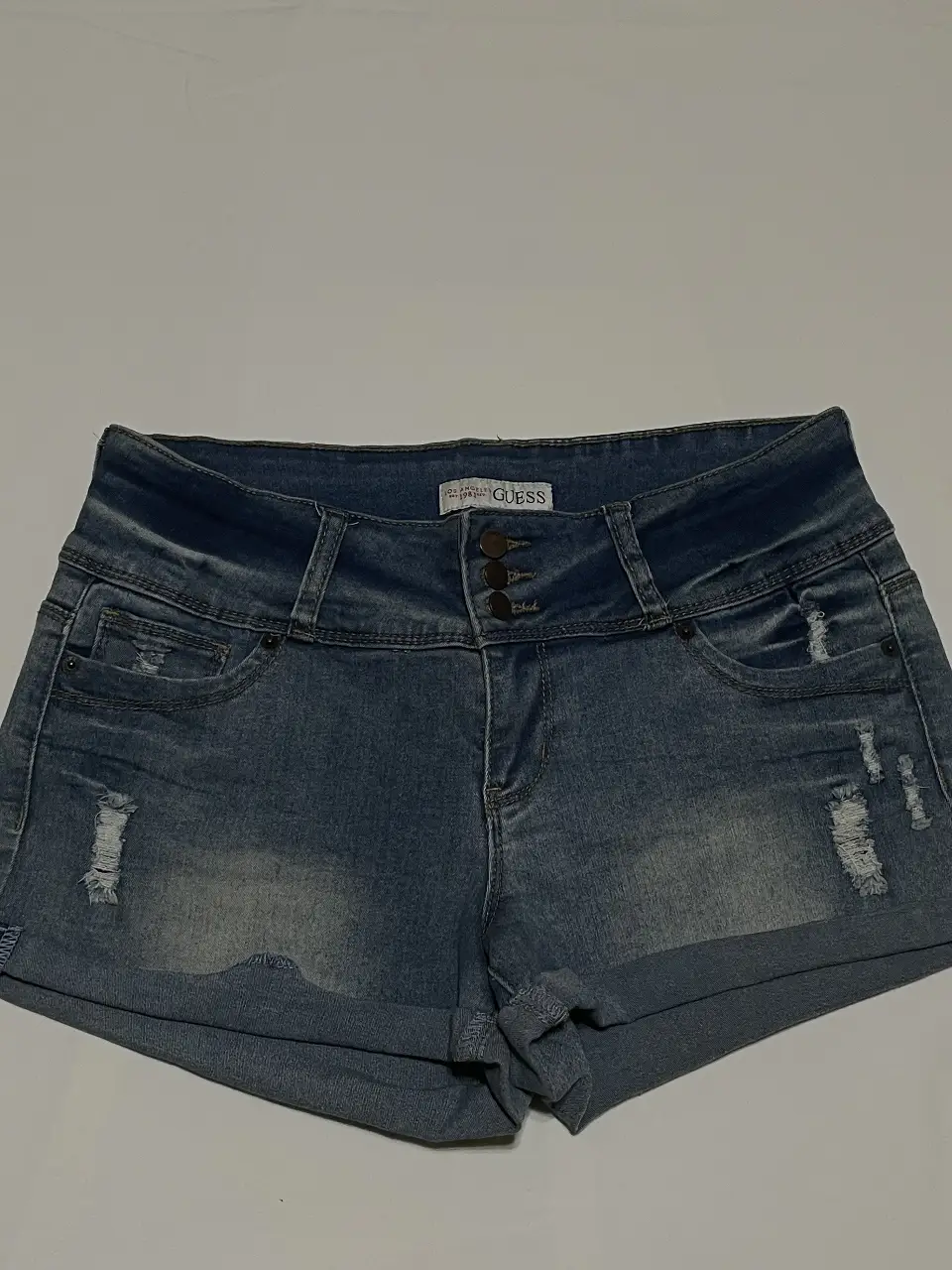 Short de jean Guess elastizado, tiro medio, con detalles de roturas y tres botones en la cintura - Ideal para un look casual y moderno - Talle M  (US 29)