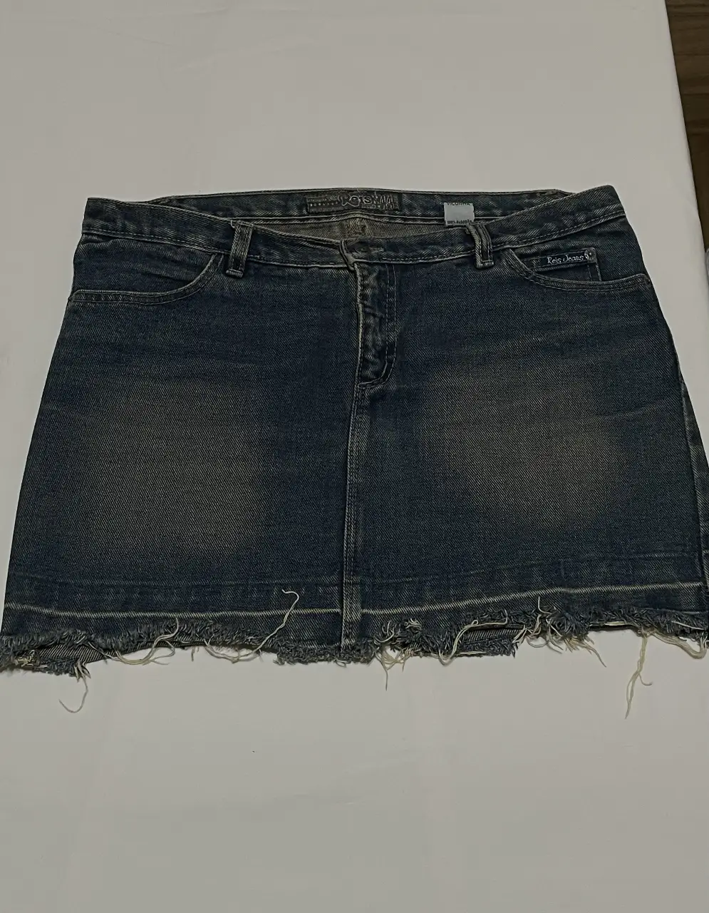 Minifalda de Jean azul, con detalles deshilachados en el borde inferior - Estilo Vintage - Ideal para un look casual - Talle L