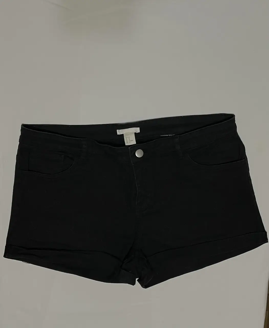 Short de jean negro, elastizado, tiro medio -  Ideal para un look casual o de noche - Talle L (EU 42)