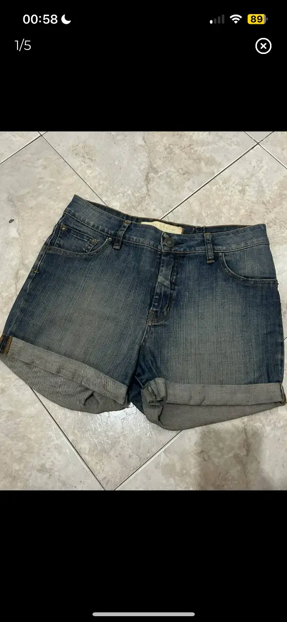 short de jean kosiuko usado en buen estado. tiene gastado en la entrepierna (no está roto). marcado como talle l pero va para s o m. tiro alto y apenas elastizado. cintura 38cm (tiene pinzas que se pueden descoser), largo 31cm, cadera 48cm, tiro delantero 26cm y tiro trasero 37cm 