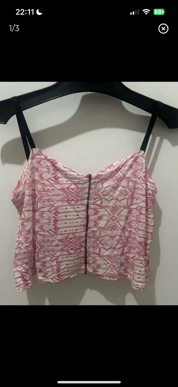 musculosa corta sybilla talle m. suelta, puede ir también para talle más chico o más grande dependiendo como se quiera usar. usada en muy buen estado axila a axila 48cm, largo 43cm