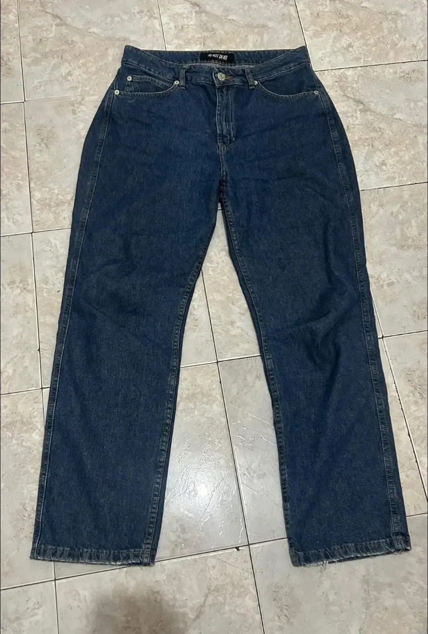 Jean ay not dead talle 30. Tiro alto, rígido y suelto. Perfecto estado, muy poco uso. Medidas: Cintura 40cm, largo 103cm, cadera 50cm, tiro delantero 31cm, tiro trasero 36cm