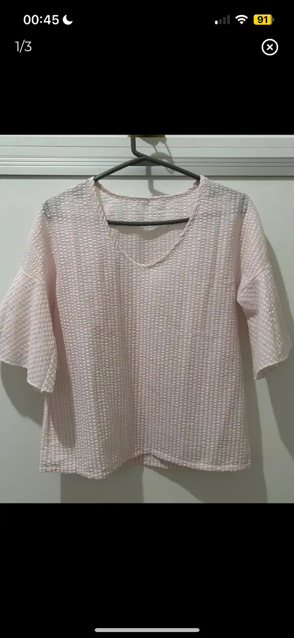 blusa rayada rosa y blanca talle s suelta. la tela es rígida y fresca como para verano. perfecto estado, sin uso hombro a hombro 44cm aprox (tiene la manga caída), axila a axila 44cm, largo 54cm