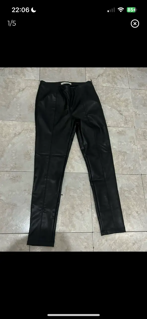 pantalón calza basement de cuero sintético tiro alto. perfecto estado, poco uso. cede un poco. largo 93cm, cintura 36cm (tiene elástico), cadera 44cm, tiro delantero 27cm, tiro trasero 33cm 