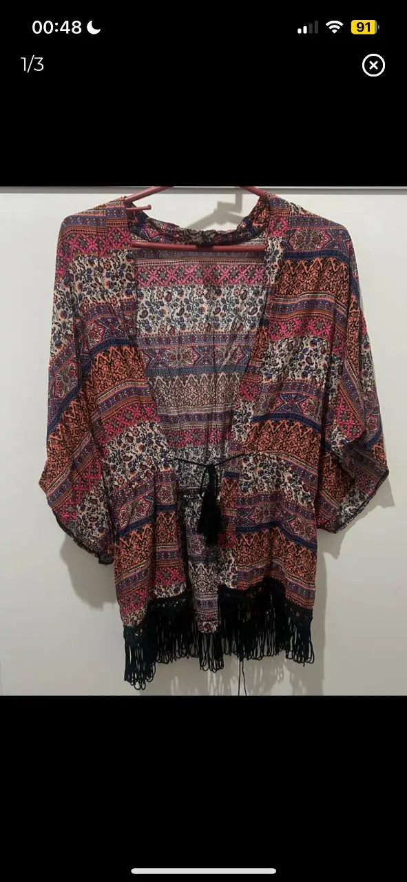 saquito de media estación estampado. perfecto estado, un uso. es talle m pero al no tener botones y ser suelto se puede adaptar a un talle más o menos. tiene elástico en la cintura. largo sin incluir flecos 63cm, ancho cintura aprox 44cm sin estirar, hombro a hombro aprox 43cm 