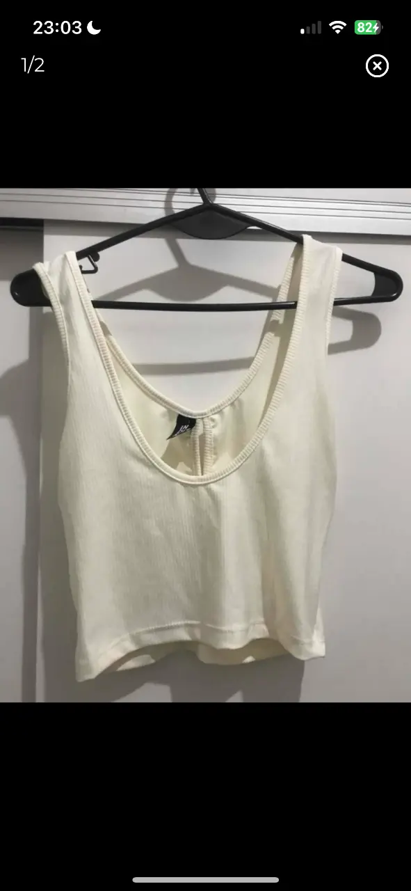 top indiska, perfecto estado nunca lo use. detalle en la espalda como se ve en la segunda foto (se puede usar con la espalda para adelante porque es bastante escotado). elastizado. axila a axila 37cm, largo 40cm