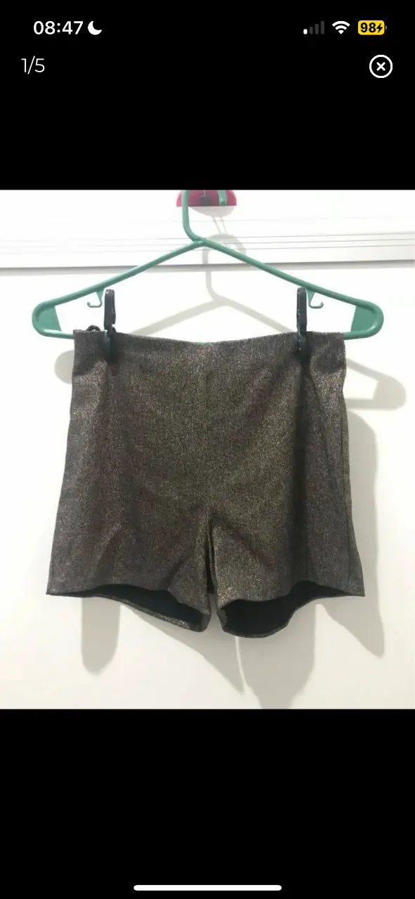 short las pepas elastizado tiro alto, perfecto estado un solo uso. forrado por dentro
cintura 32cm, largo 30cm, tiro delantero 27cm, tiro trasero 34cm, cadera 45cm