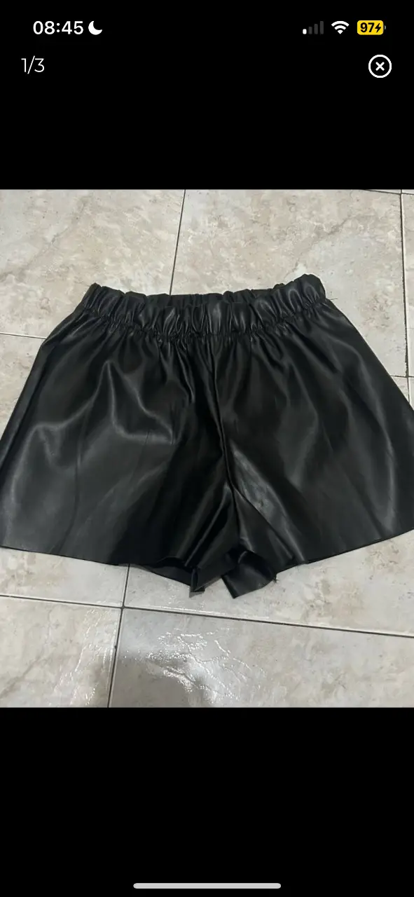 short tiro medio engomado negro talle m. nuevo cintura (sin estirar el elástico) 34cm, largo 33cm, cadera 50cm, tiro delantero 28cm, tiro trasero 35cm