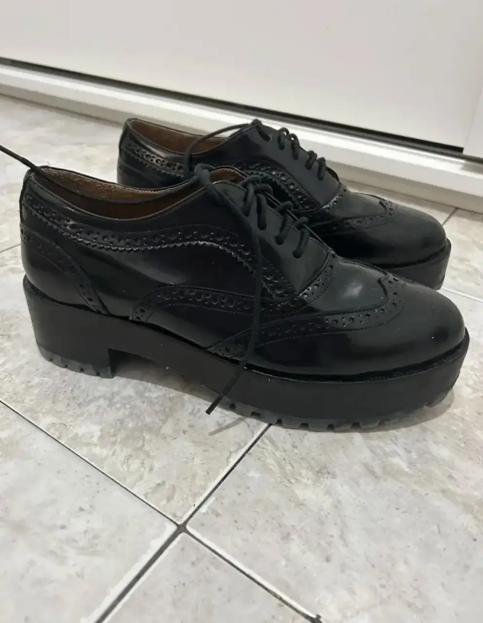 Zapatos negros de cuero justa osadía. Perfecto estado. Talle 39 (marcados como 40 pero son de horma muy angosta).  25,5cm plantilla y 5cm taco