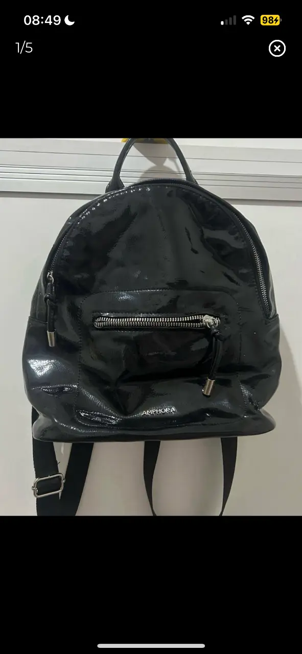 mochila amphora negra de charol. usada en muy buen estado, único detalle un poco carcomido alrededor del cierre ya que a veces es medio duro y se enganchó.ancho 26cm, profundidad 13cm, alto 28cm
