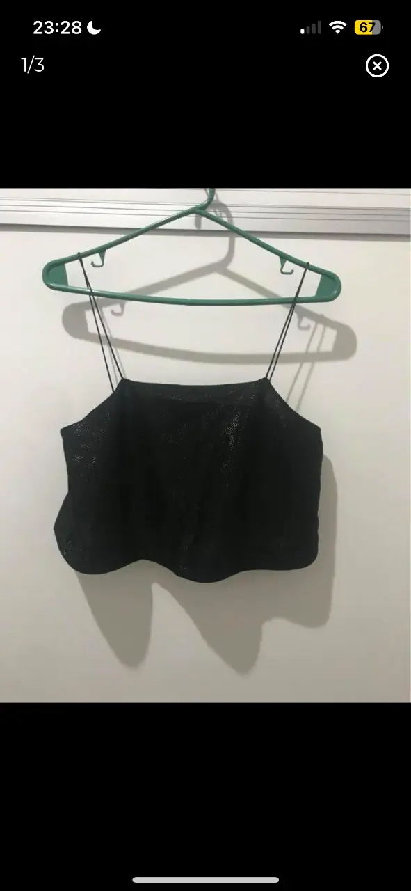 top negro ask denim, perfecto estado sin uso. la tela es brillosa y tiene doble tela en el busto. largo incluyendo breteles 45cm, ancho 52cm y axila a axila 42cm
